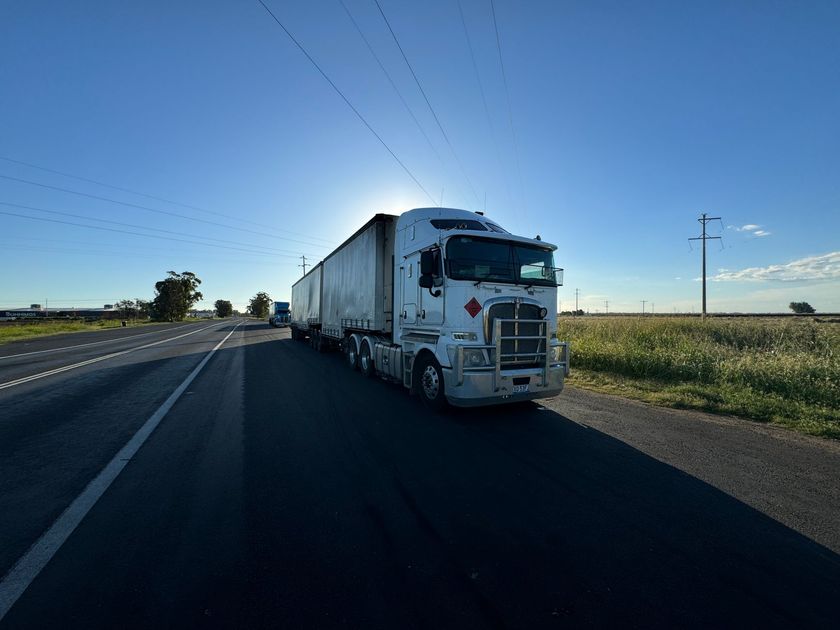 Choque entre camiones bloquea Panamericana al sur y genera congestión vehicular