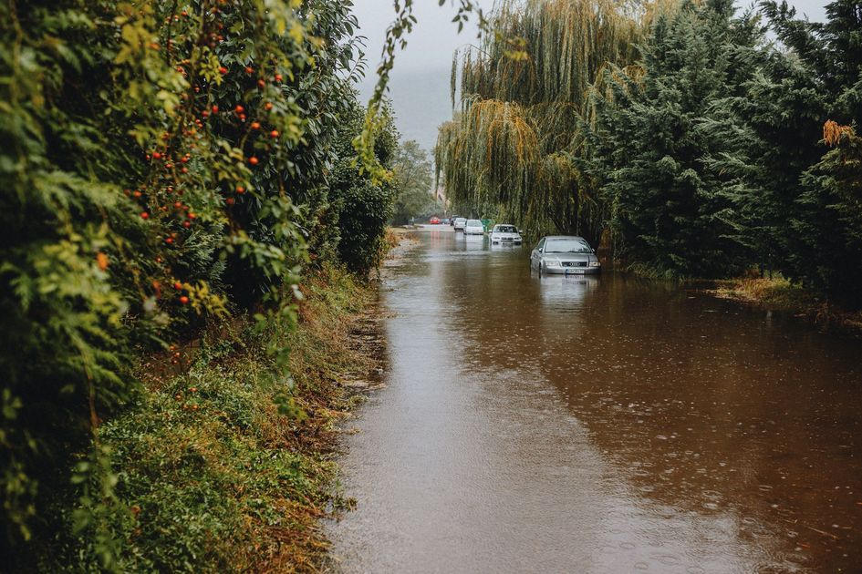 Adulto mayor limpia calle inundada en Jujan por desatención municipal