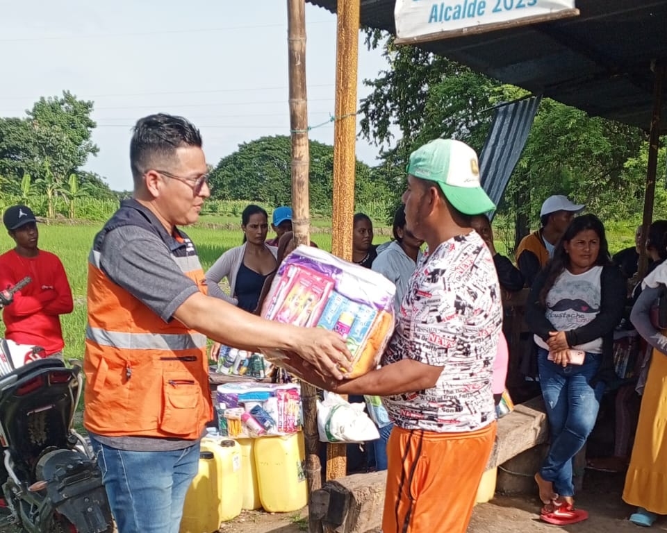Kits de aseo llegaron al recinto Príncipe tras las lluvias en Lomas de Sargentillo