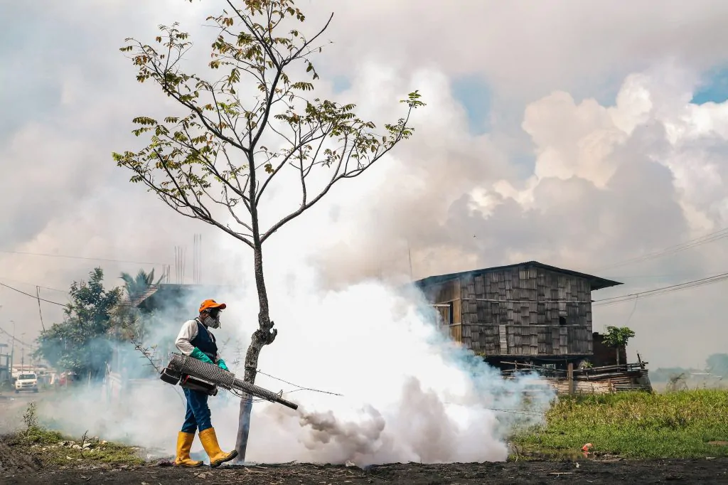 Prefectura del Guayas fumiga 1000 hogares en Jujan tras inundaciones