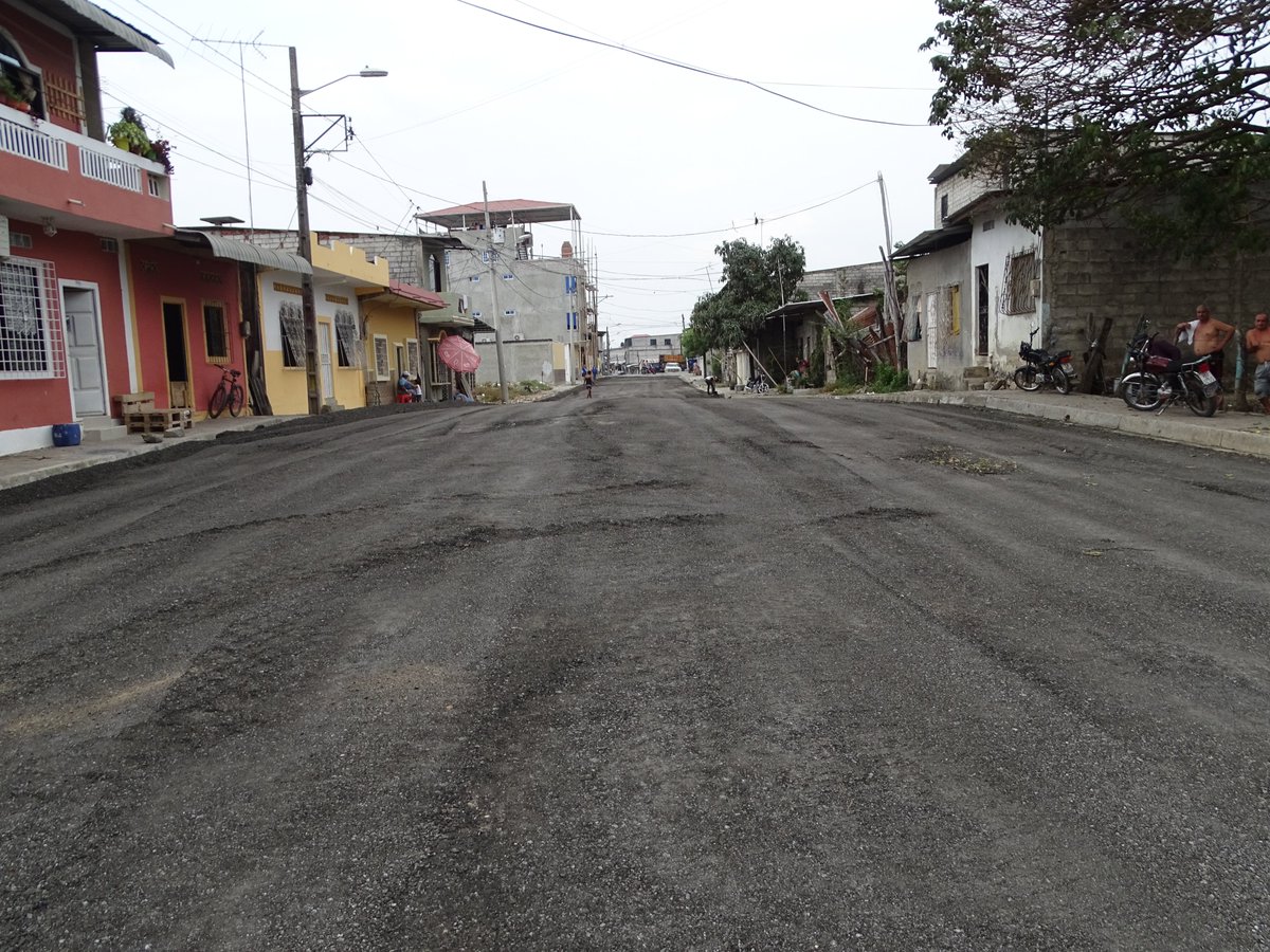 Reconstruyen calles de Lomas de Sargentillo con relleno y compactación