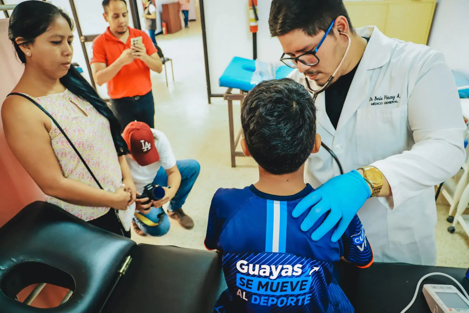 Cruz Roja realiza exámenes médicos a futbolistas en Lomas de Sargentillo
