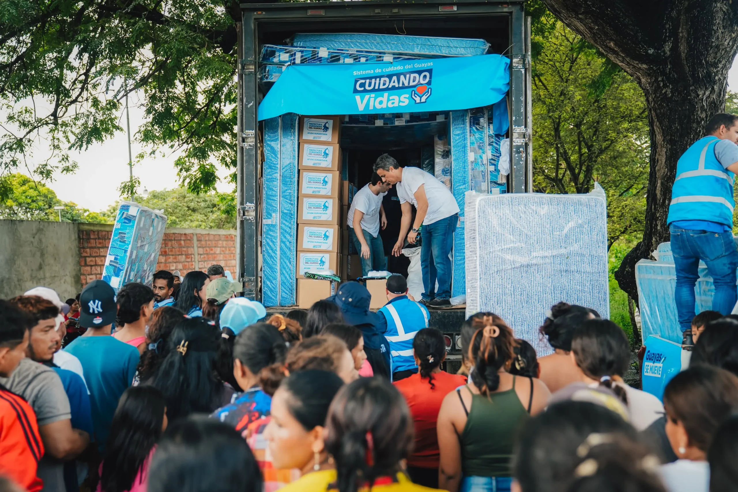 Prefectura entrega kits de alimentos y dormir en San Felipe, Isidro Ayora