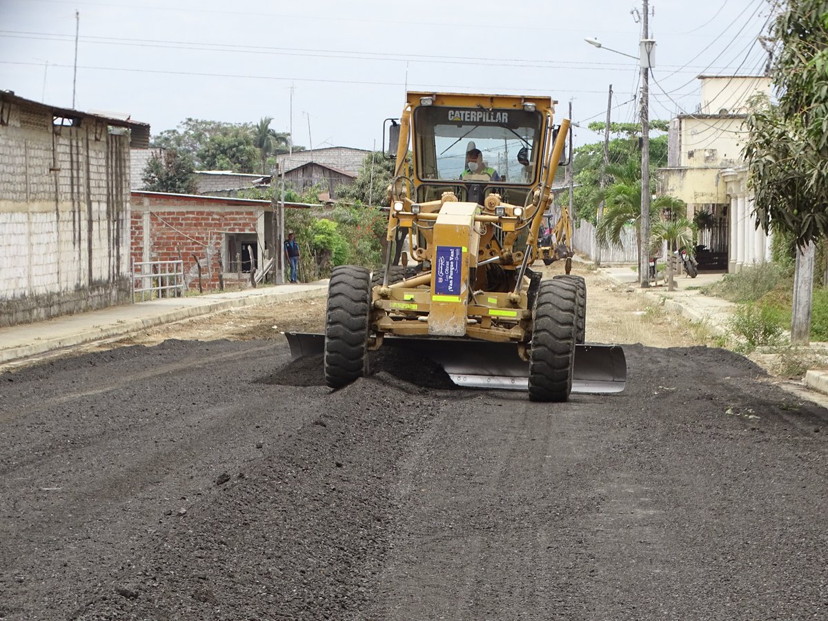 Vía del Barrio 2 de Mayo recibe asfalto reciclado y compactación en Lomas de Sargentillo