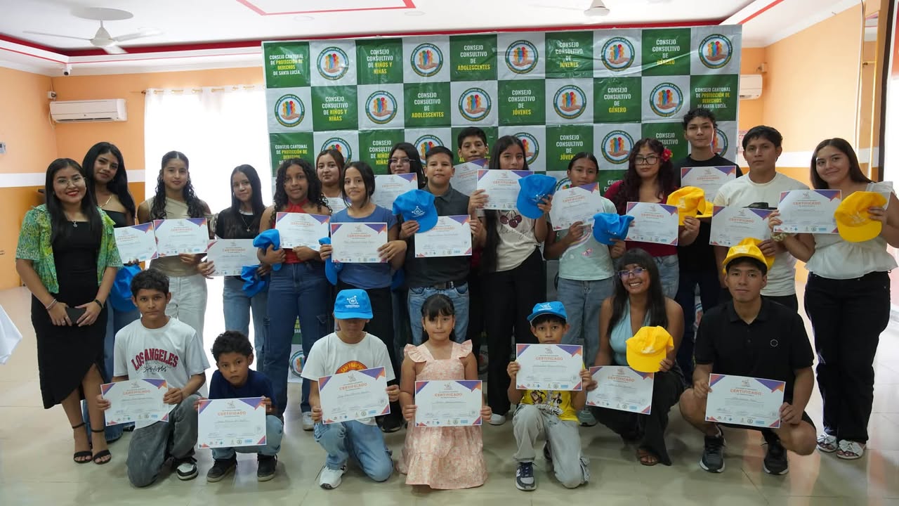 Santa Lucía cierra proyecto 'Tejiendo Derechos' y firma política de protección infantil
