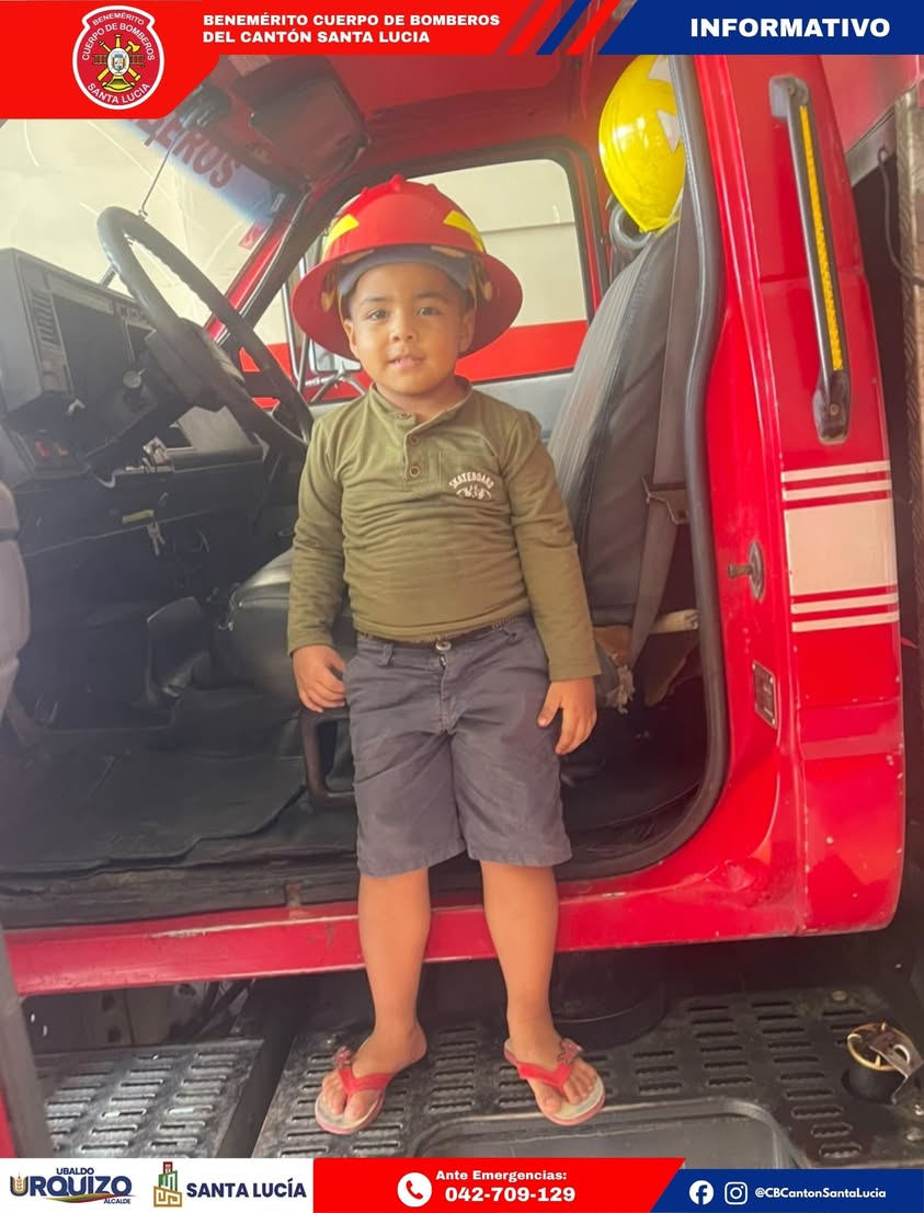 Un pequeño fan de los bomberos posó junto a la unidad U2 en Santa Lucía