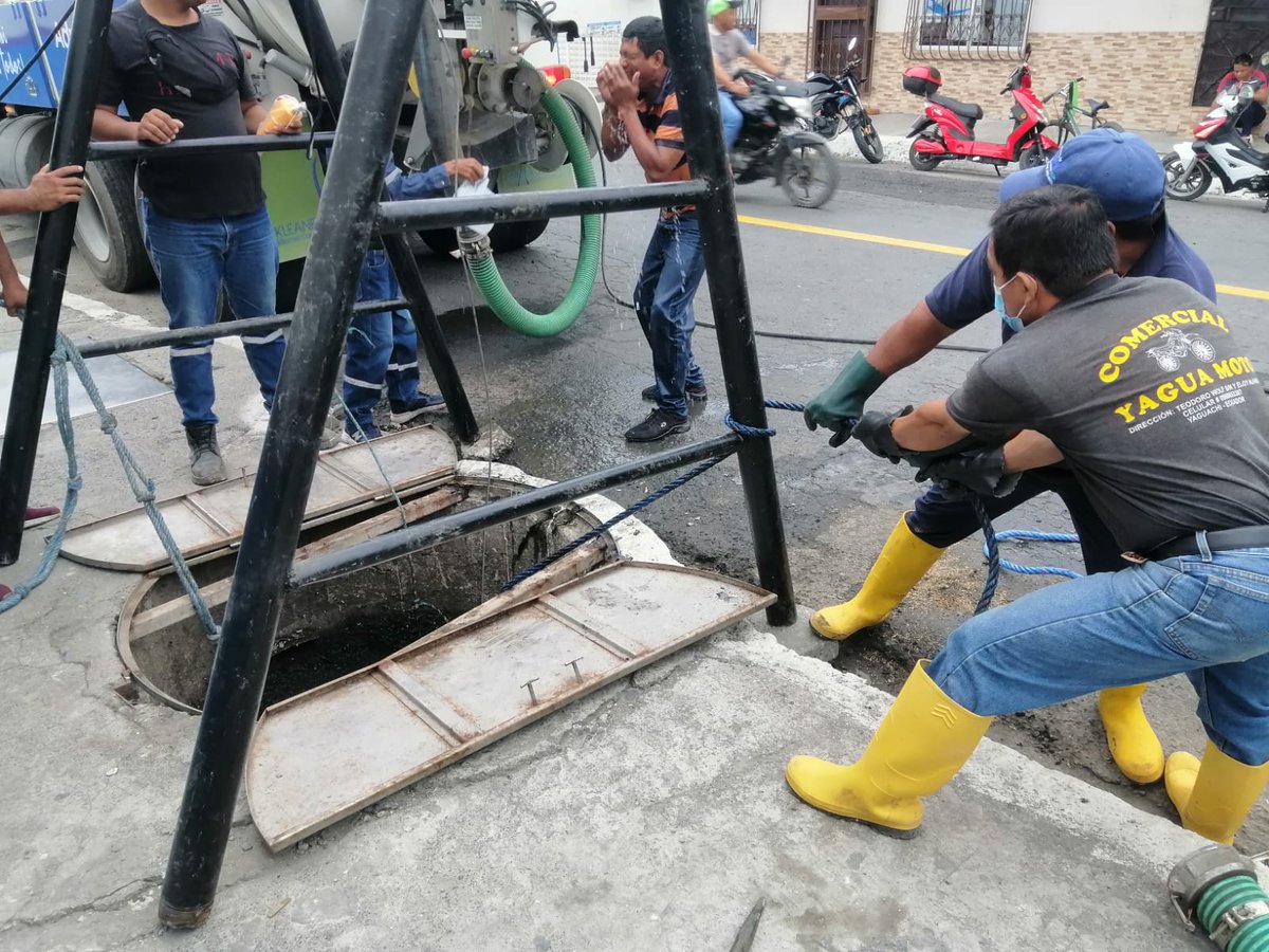 Alcaldía de Yaguachi limpia alcantarillas para evitar inundaciones por basura