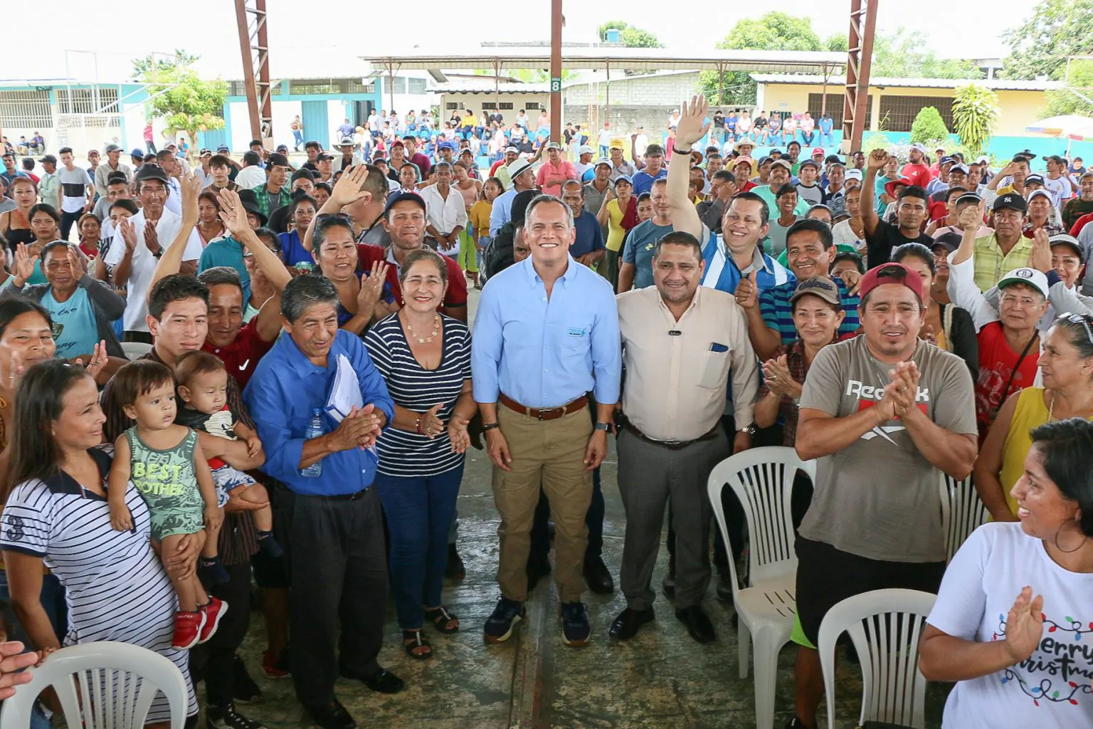 Prefectura entrega punto de control y fertilizantes en Isidro Ayora