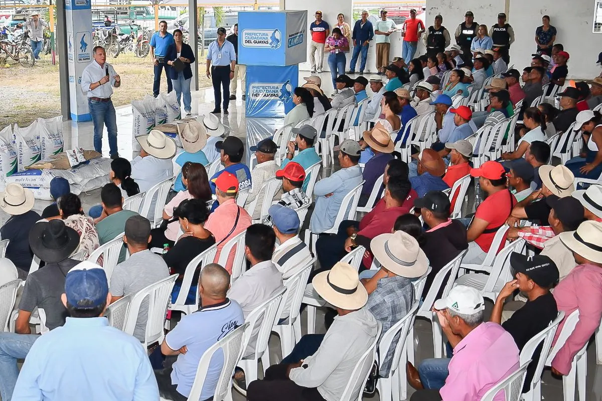 La Prefectura del Guayas entrega insumos ganaderos en Palestina