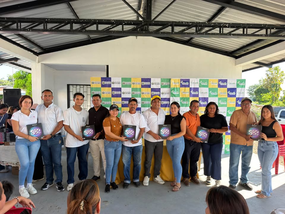 Alcaldía de Colimes entrega equipos tecnológicos a bachilleres de San Jacinto