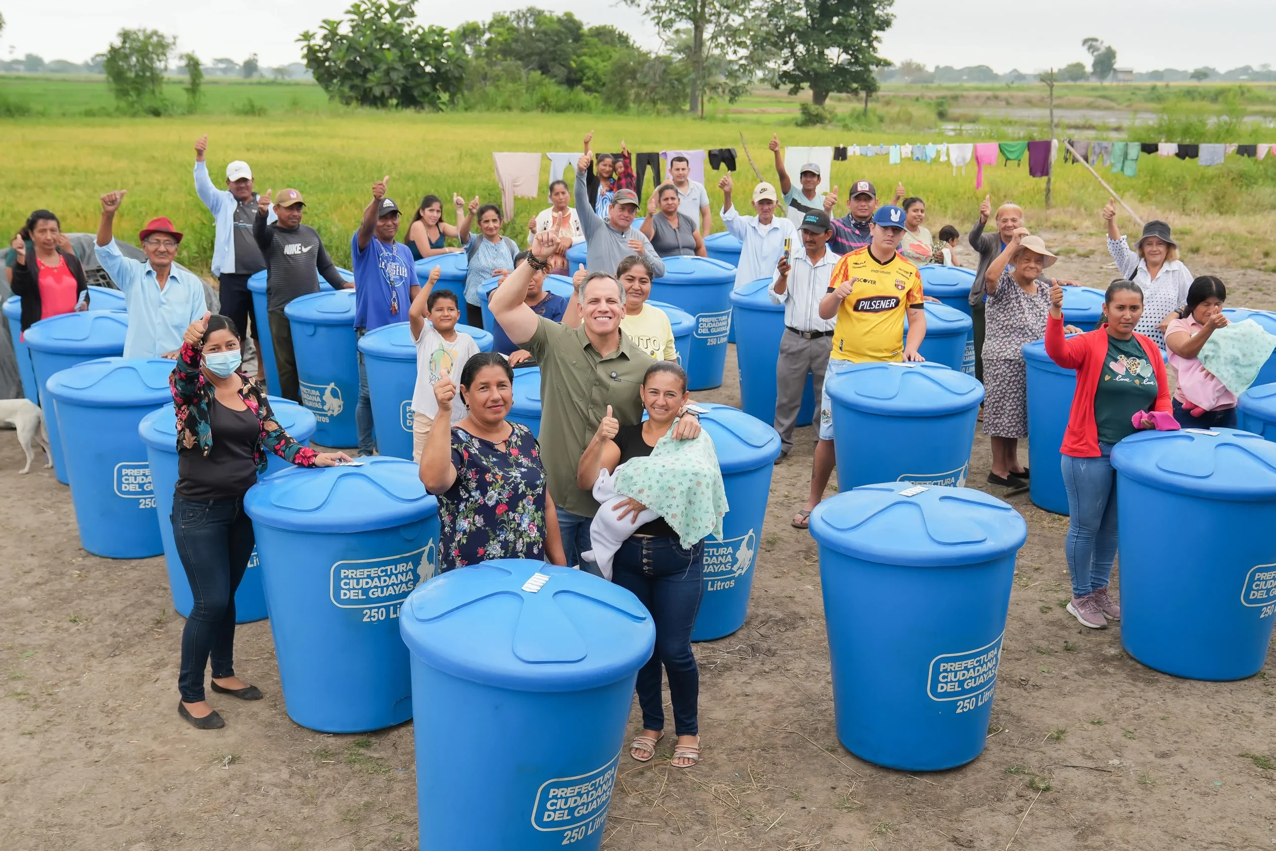 Prefectura del Guayas entrega kits de agua a 30 familias en Abras de Limón 3