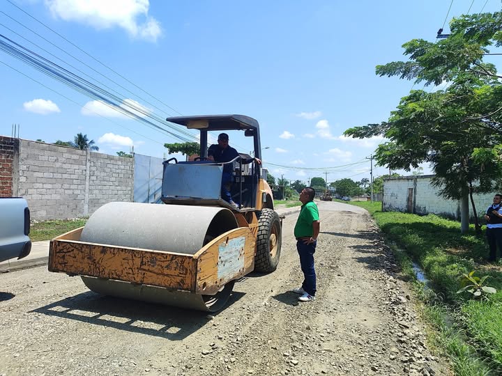 Reconforman con material pétreo la vía a Pueblo Nuevo para mejorar el tránsito