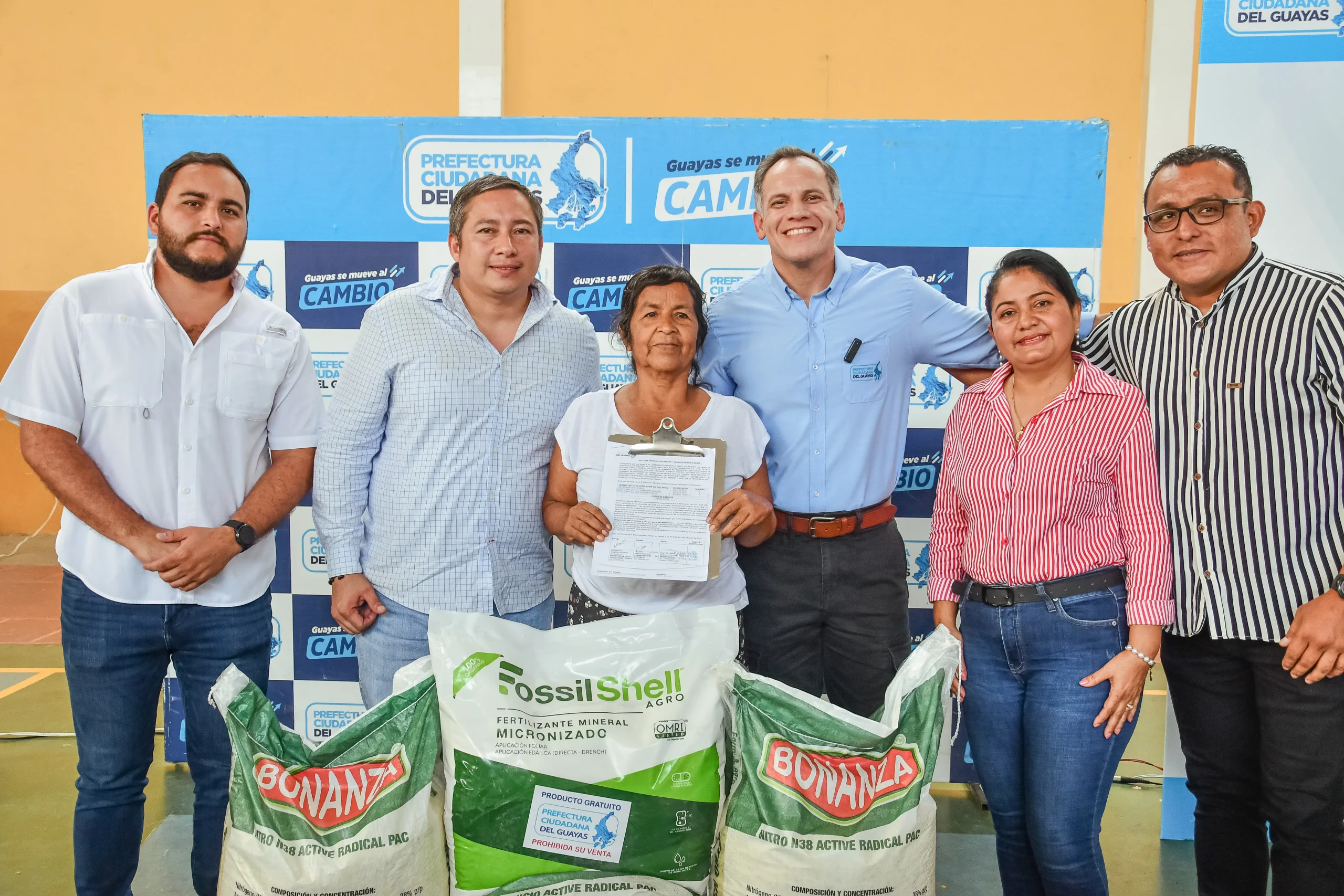 Prefectura del Guayas entrega 749 kits de fertilizantes en Santa Lucía