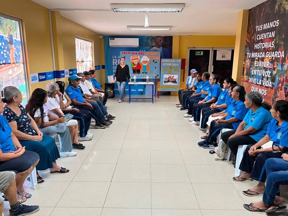 Hilda Castro visita a adultos mayores de Limonal y refuerza el acompañamiento social