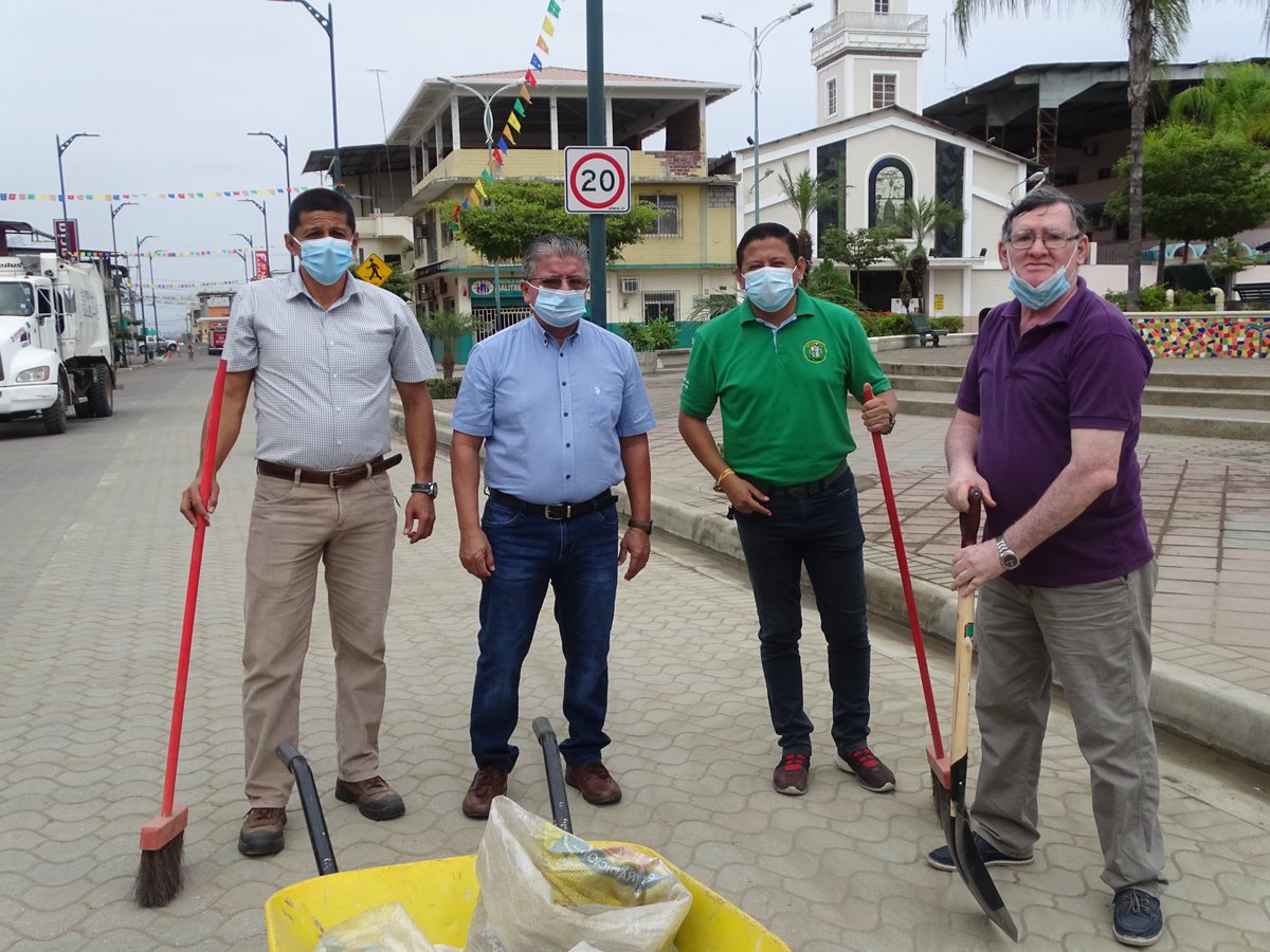 Minga de limpieza embellece Av. Simón Bolívar y Parque Central en Lomas