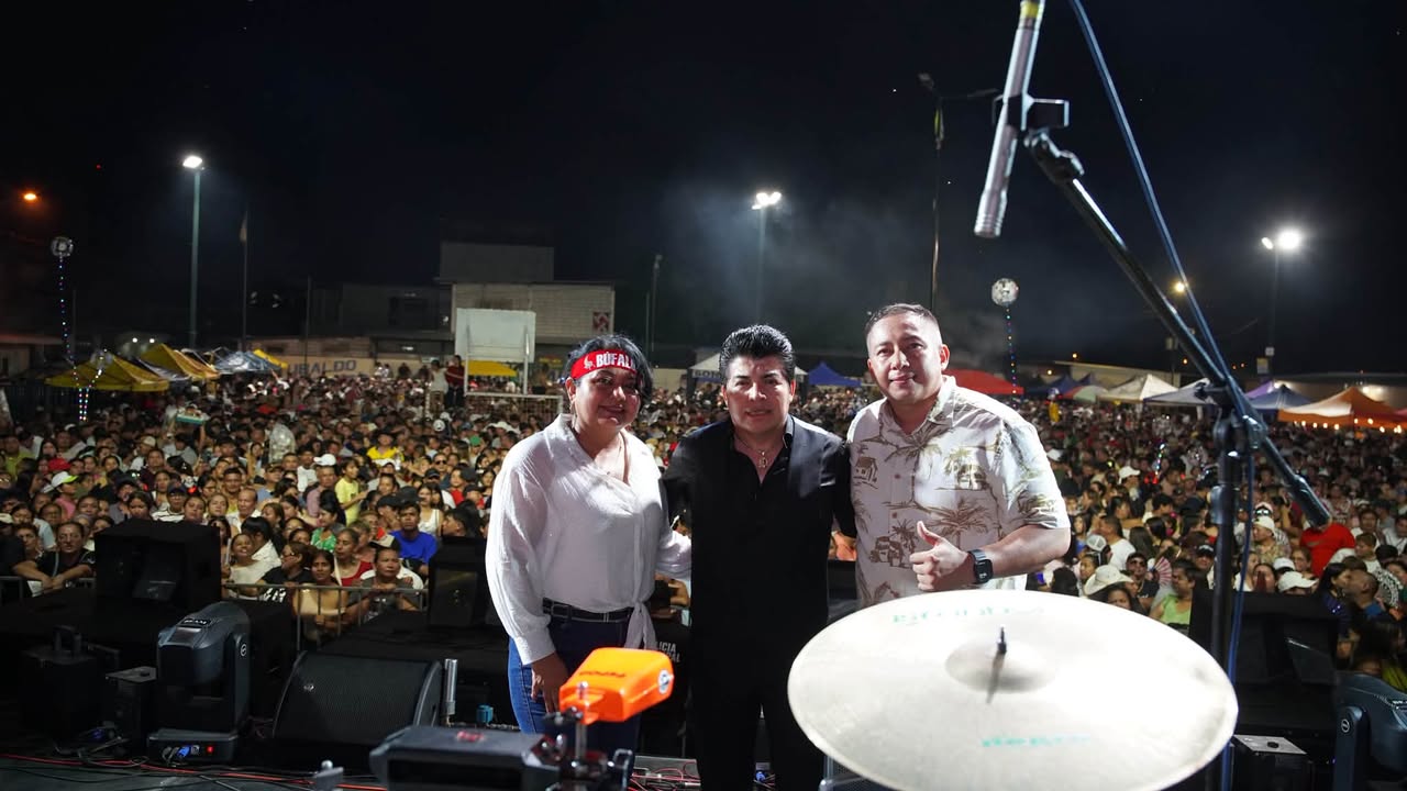 Santa Lucía celebró sus 39 años con el Balconazo Luciano en Playa La Gabarra