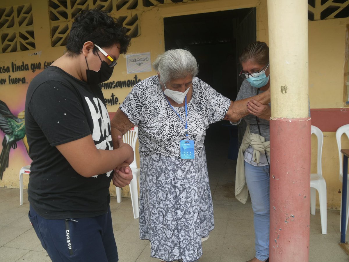 Vacunaron a adultos mayores y personas con discapacidad en Lomas de Sargentillo