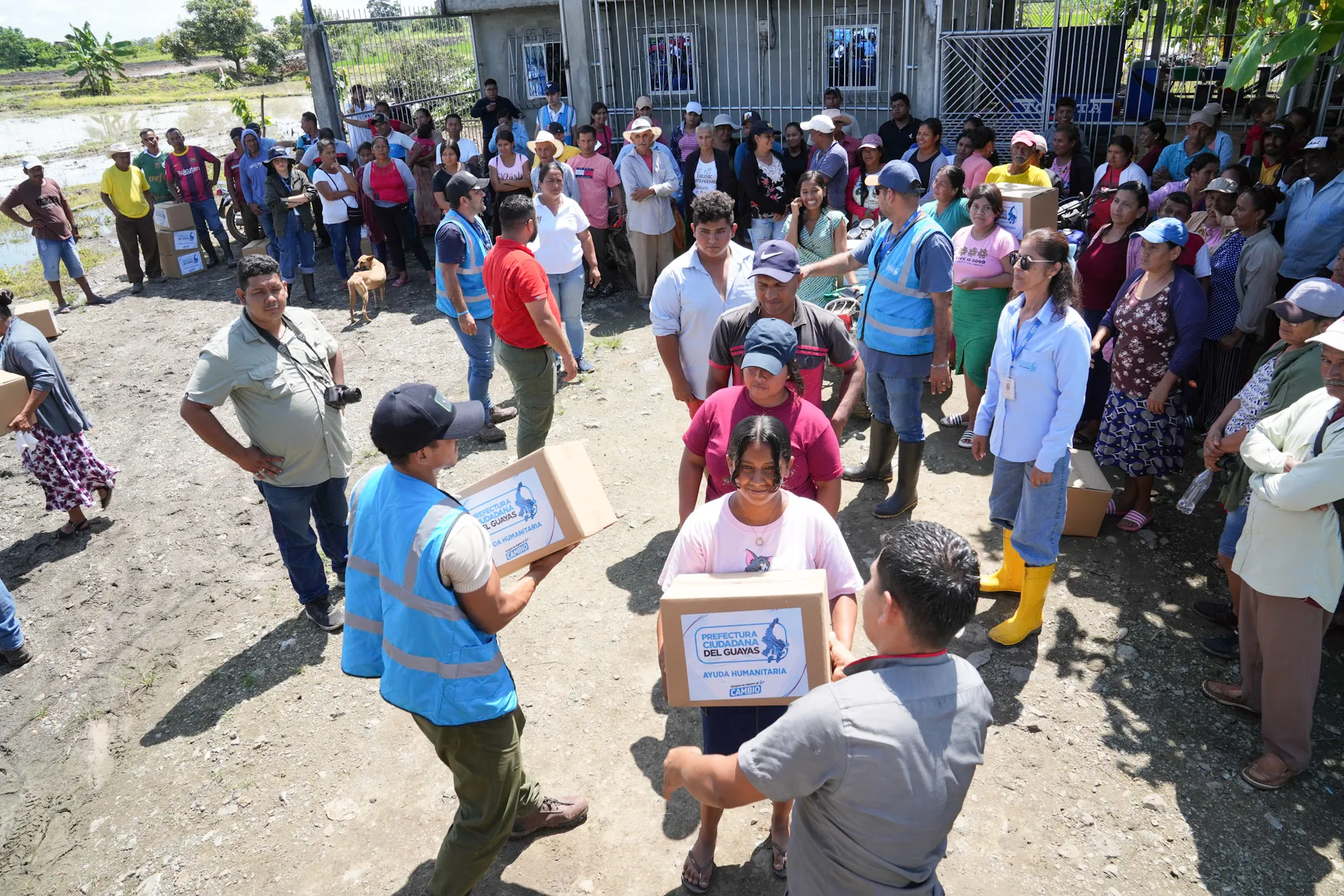 Prefectura del Guayas lleva ayuda humanitaria y revisa vías en Colimes tras deslizamientos