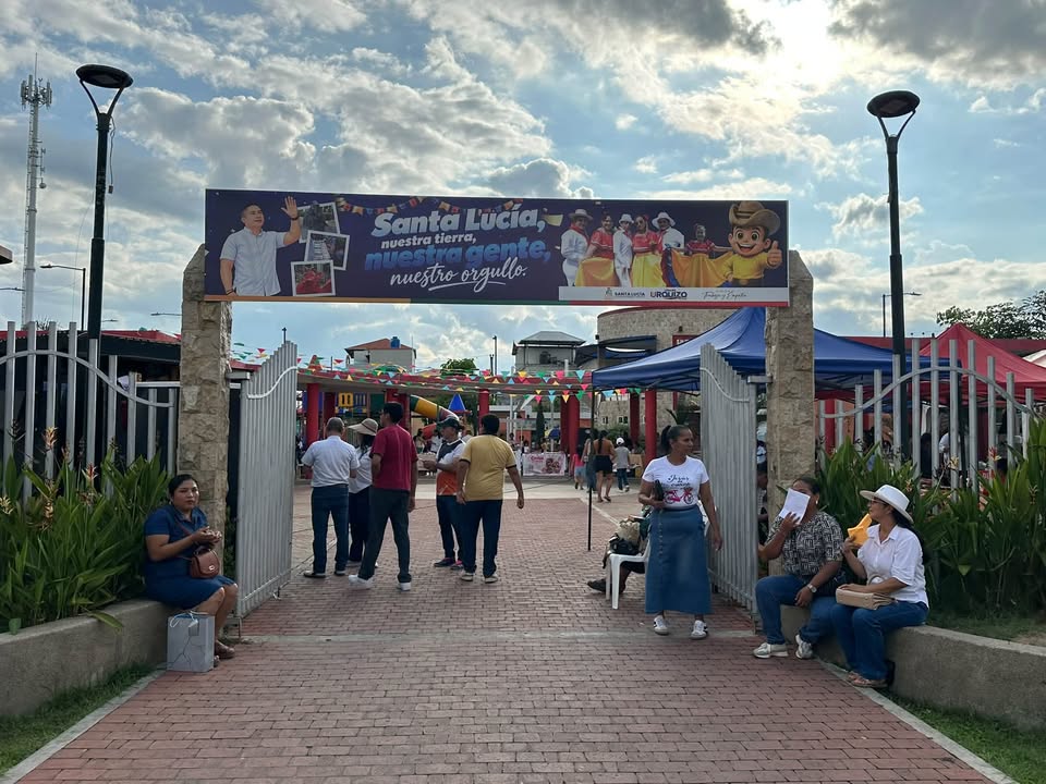 Alcalde Ubaldo Urquizo impulsa feria de emprendedores en el parque Eloy Alfaro