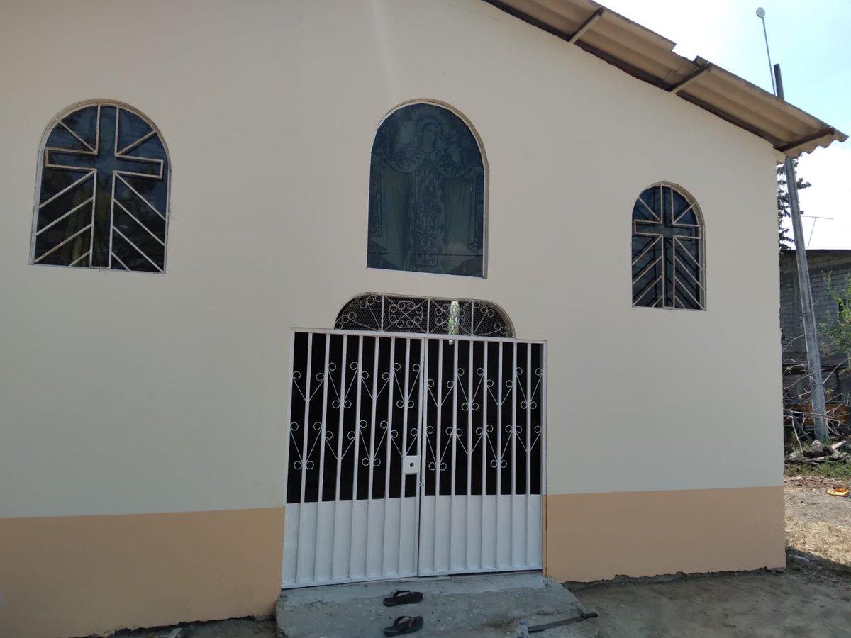 Pintura nueva y bancas brillantes en la Iglesia de Estero Loco