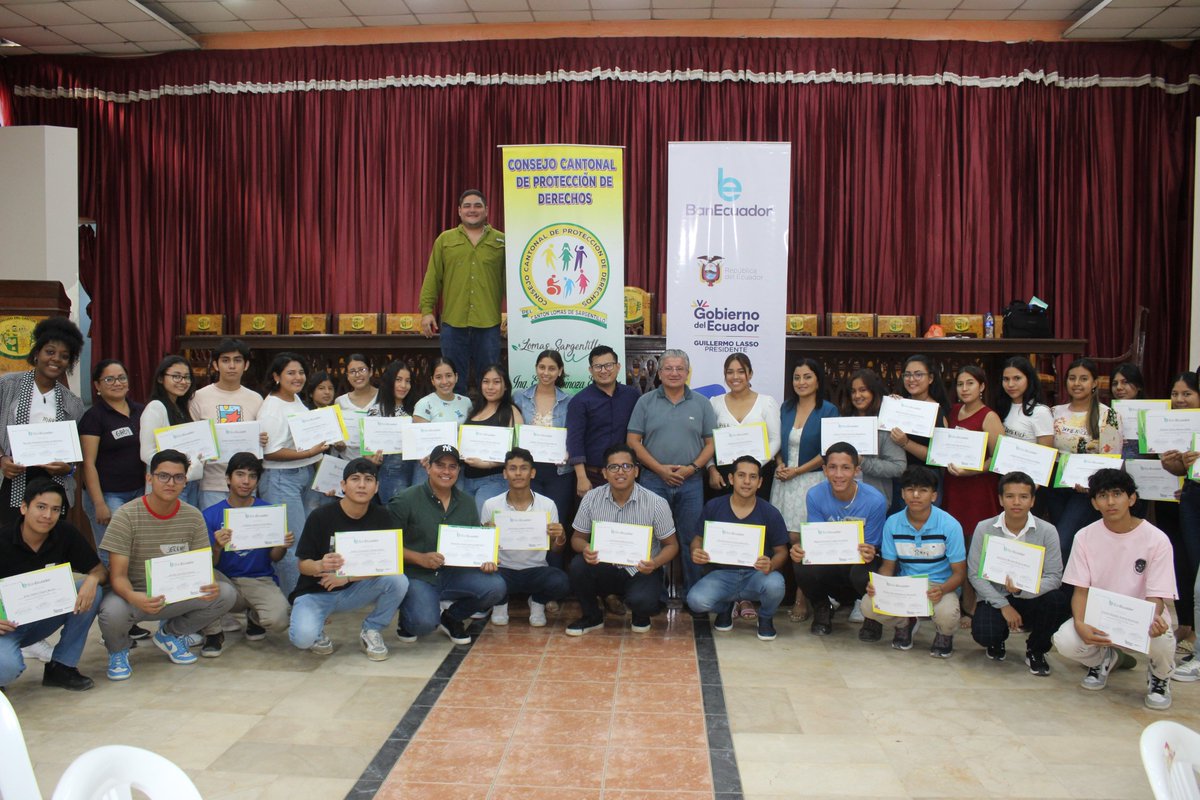 Jóvenes de Lomas de Sargentillo reciben certificados por capacitación financiera