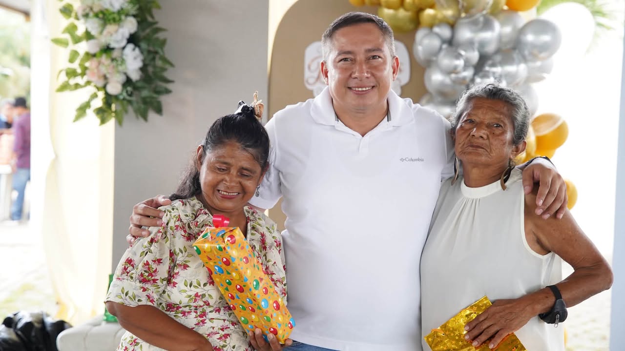 Santa Lucía coronó a Mónica Cevallos como Reina del Adulto Mayor 2026