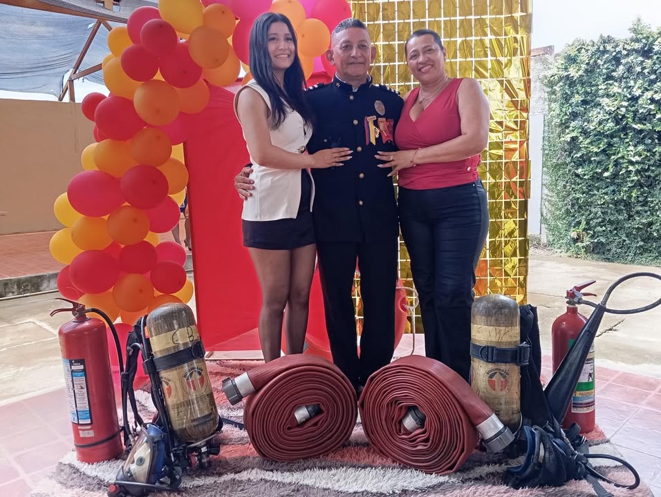 Bomberos de Jujan rinden homenaje a oficiales retirados y al mayor Óscar Morán