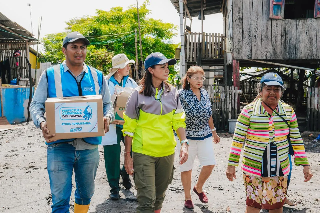 Prefectura del Guayas lleva ayuda humanitaria a Jujan en canoa por las lluvias