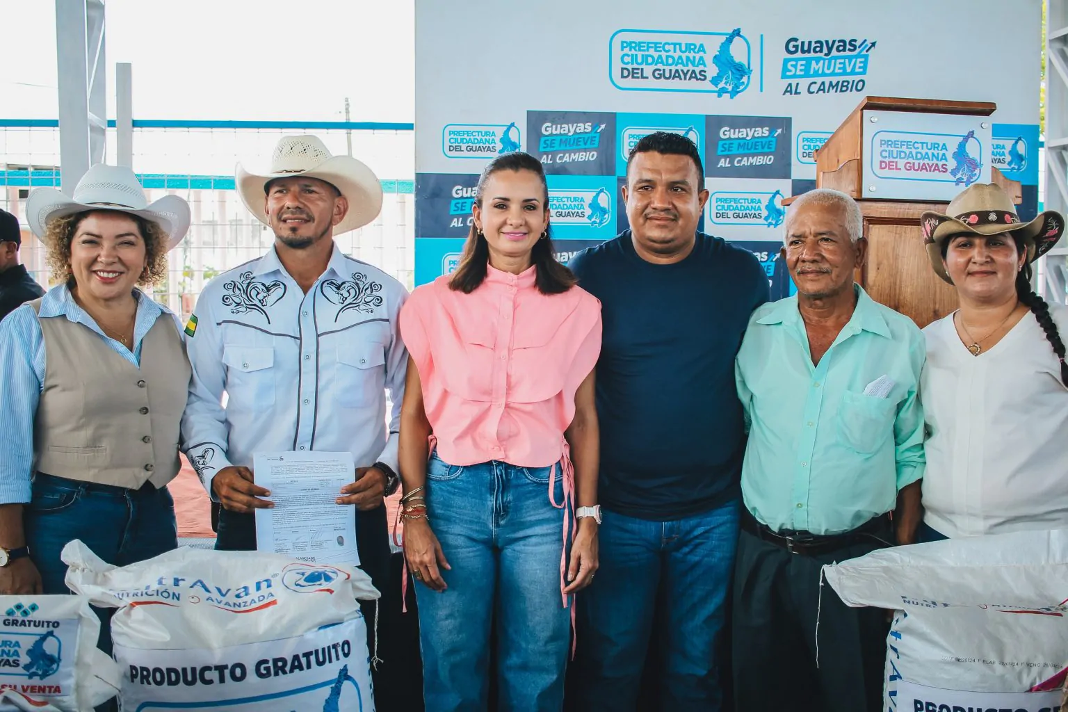 Prefectura entrega insumos a 174 ganaderos en Yaguachi y Jujan