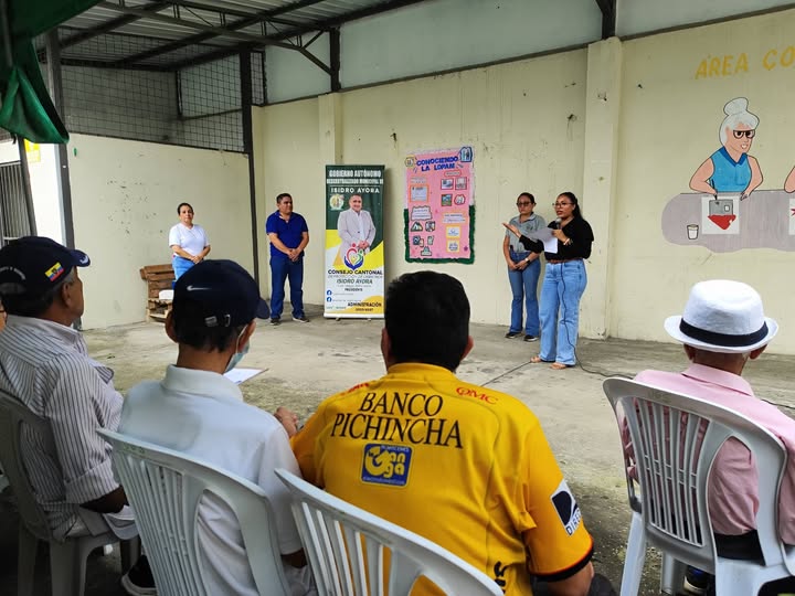 Adultos mayores de Isidro Ayora aprenden sobre sus derechos con charla del Consejo Cantonal