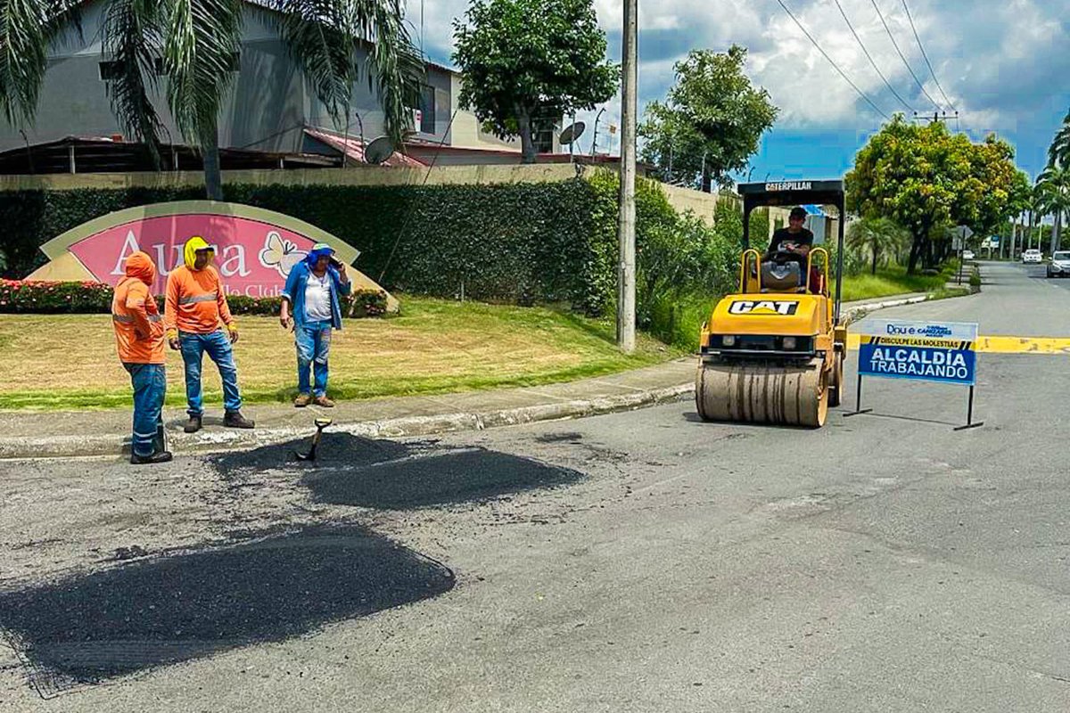 Alcaldía de Daule repara calles en Villa Club con bacheo continuo