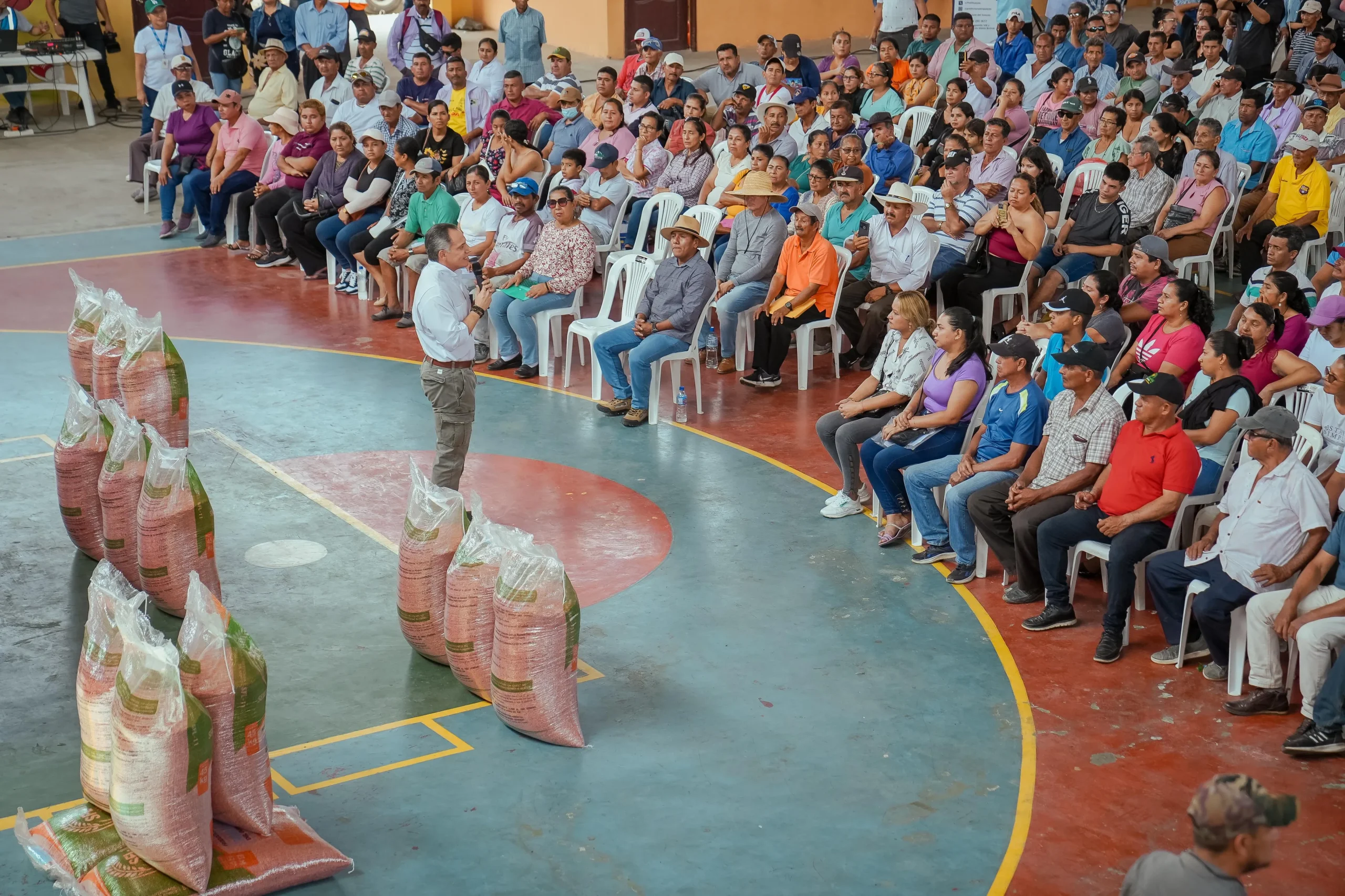 Prefectura del Guayas entrega 2.491 sacas de arroz a 880 agricultores en Santa Lucía