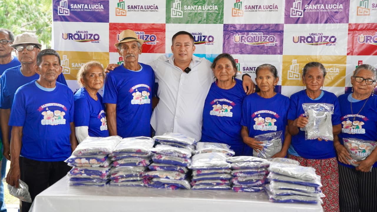 Alcaldía de Santa Lucía entrega camisetas a adultos mayores del proyecto 'Alimentando con Amor'