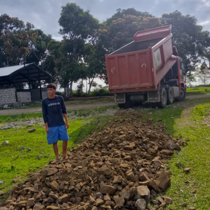 Santa Lucía avanza con reconformación de calles y limpieza de canales