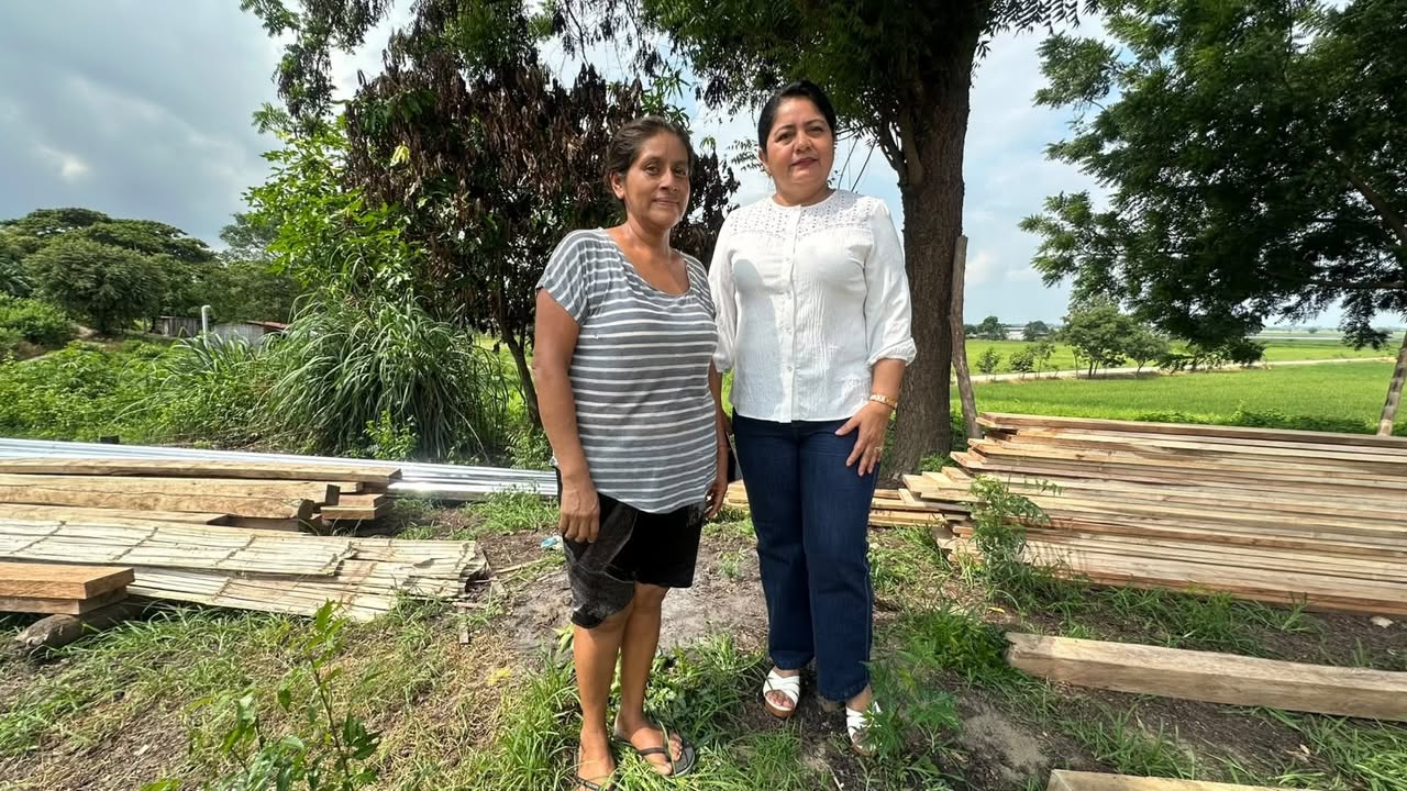 Vicealcaldesa de Santa Lucía entrega materiales para reparar vivienda en Bufay
