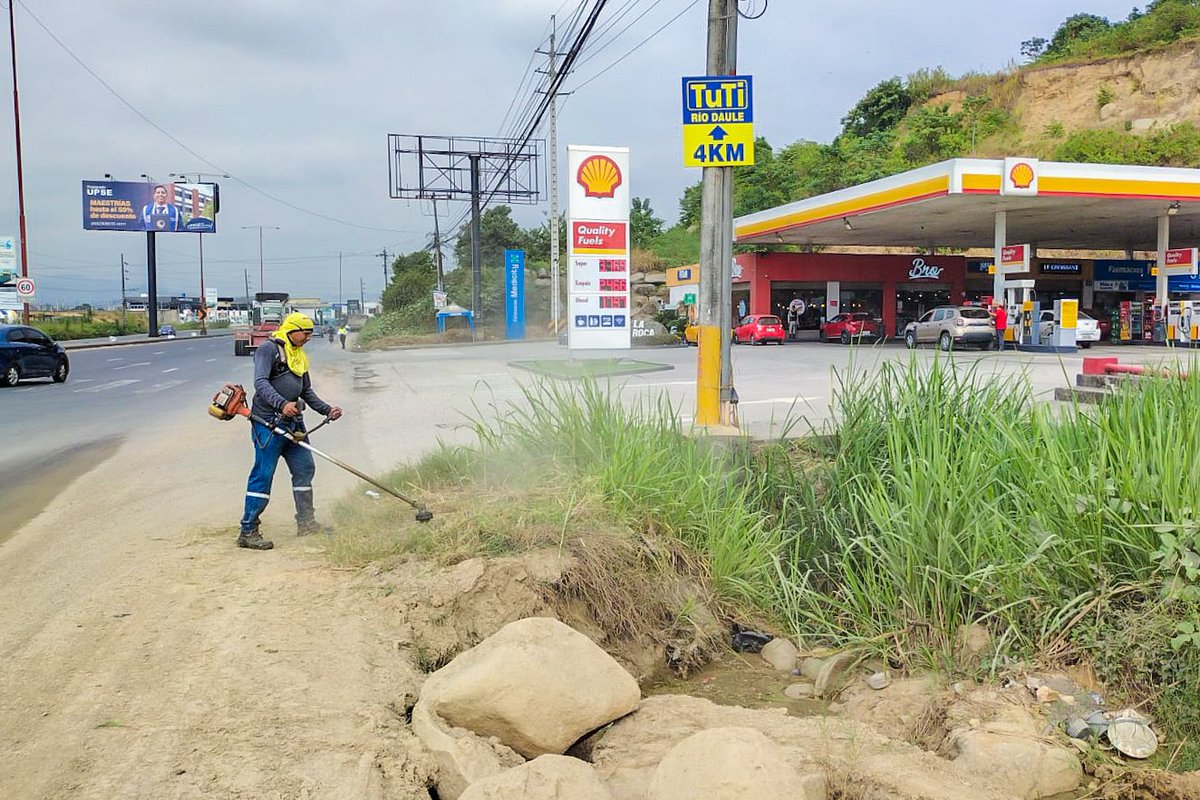 Personal de Áreas Verdes limpia Av. León Febres Cordero en Daule